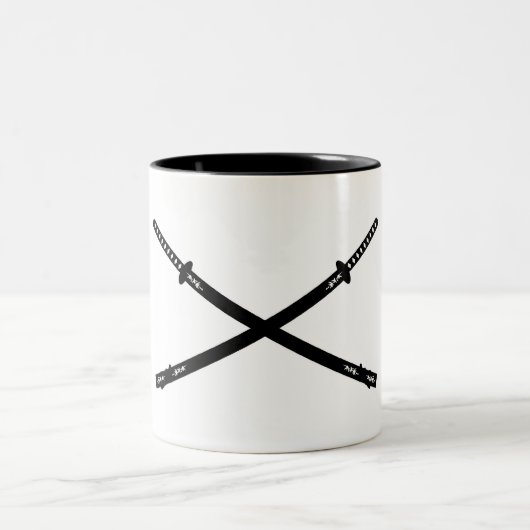 Gekreuzte Katana Schwerter-Tasse Zweifarbige Tasse (Mittel)