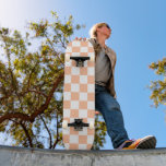 Gekreuzte Quadrate für orange-weiße geometrische F Skateboard<br><div class="desc">Schachbrettmuster für orange-weiße geometrische Retromuster. Cooles geometrisches rechteckiges Muster in Retro. Vintage Fliesen weiß und pfirsichfarben hellorange modernes Schachbrett.</div>
