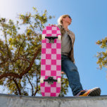 Gekreuzte Quadrate lichtfeuchtes, rosa geometrisch Skateboard<br><div class="desc">Checked Quadrate hellrosa geometrische Retroskateboard. Outdoor Sport Equipment Geschenk für ihr Skateboarder Mädchen. Cooles geometrisches rechteckiges Muster in Retro. Vintage Fliesen leicht rosa heiß rosa modernes Schachbrett.</div>