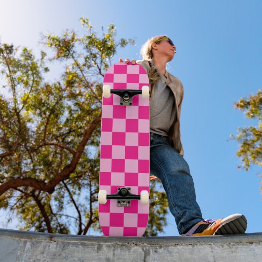 Gekreuzte Quadrate lichtfeuchtes, rosa geometrisch Skateboard (Außenbereich 1)