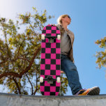 Gekreuzte Quadrate mit rosa, geometrischem Retro Skateboard<br><div class="desc">Kegelförmige Quadrate heißen rosa schwarzen geometrischen Retro-Muster Geschenk für sie. Cooles geometrisches rechteckiges Muster in Retro. Vintage Fliesen schwarz und heiß rosa modernes Schachbrett.</div>