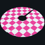 Gekreuzte Quadrate mit weißem, rosa Retro Polyester Weihnachtsbaumdecke<br><div class="desc">Kegelförmige Quadrate heißen rosa,  geometrisch-Retromuster Weihnachtsbaumrock. Zuhause Décor Holiday Accents Geschenk für sie. Cooles geometrisches rechteckiges Muster in Retro. Vintage Fliesen weiß und heiß rosa modernes Schachbrett.</div>