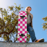 Gekreuzte Quadrate mit weißem, rosa Retro Skateboard<br><div class="desc">Kartierte Quadrate heißen rosa,  geometrische Retromuster Skateboard. Outdoor Sport Equipment Skateboarding Geschenk für sie. Cooles geometrisches rechteckiges Muster in Retro. Vintage Fliesen weiß und heiß rosa modernes Schachbrett.</div>