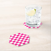 Gekreuzte Quadrate mit weißem, rosa Retro Untersetzer (Vor Ort)