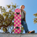 Gekreuzte Quadrate pfirsichfarbenes geometrisches  Skateboard<br><div class="desc">Karrierte Quadrate pfirsichpfirsichrosa geometrisches Retroskateboard. Outdoor Sport Equipment Geschenk für ihr Skateboarder Mädchen. Cooles geometrisches rechteckiges Muster in Retro. Vintage Fliesen pfirsichfarben heißen rosa modernen Schachbrett.</div>