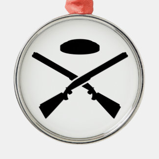Gekreuzte Wurfscheibenschießenschrotflinten Silbernes Ornament