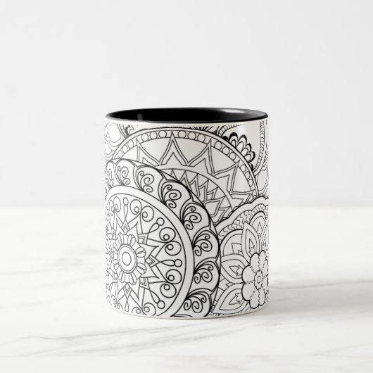 Gekritzel-Blumen und Mandalas Zweifarbige Tasse (Mittel)
