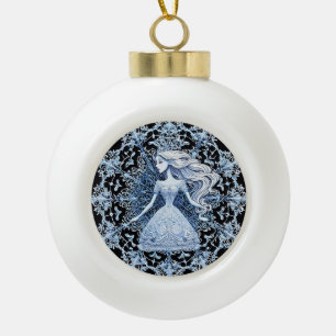 Gekrönte Prinzessin umgeben von komplizierten Schn Keramik Kugel-Ornament