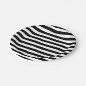 Gekrümmtes Streifen-Schwarzweiss-Muster Pappteller (Schrägansicht)