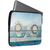 Geländer eines Kreuzschiffs Laptopschutzhülle (Vorne Rechts)