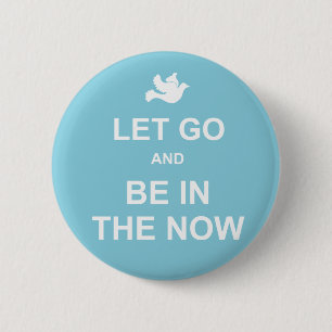 Gelassen geht und ist im Now - geistiges Zitat - Button