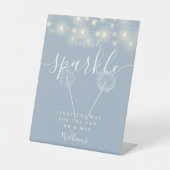 Gelassen Liebe Sparkle Dusty Blue String Lights Sockelschild (Vorderseite)