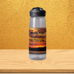 Gelassenheit Gebet Orange Sonnenuntergang Landscha Trinkflasche<br><div class="desc">Bleibe mit dieser durchsichtigen Plastikflasche,  die das Landschaftsbild eines dramatischen,  orangefarbenen Sonnenuntergangs mit den inspirierenden Worten des Serenity-Gebet in fett gedruckten,  schwarzen Buchstaben zeigt. Wählen Sie die Größe und Farbe der Wasserflasche aus.</div>