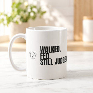 Gelaufener Hund wird immer noch lustig auf Tasse b