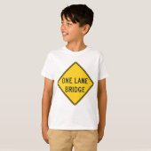 Gelb an einer Linksbrücke T-Shirt (Vorne ganz)