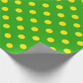 Gelb auf grünem Polka-Punkte-Musterdesign Geschenkpapier (Ecke)