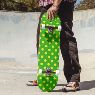 Gelb auf grünem Polka-Punkte-Musterdesign  Skateboard