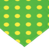 Gelb auf grünem Polka-Punkte-Musterdesign Tischdecke (Schrägansicht)