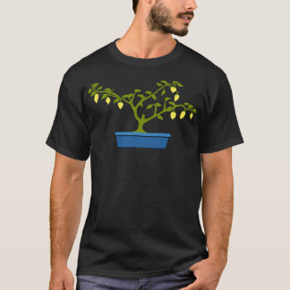 Gelb Chili Bonsai in blauem Bonsai-Topf T-Shirt