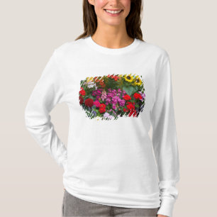 Gelb geschlossener Lattenzaun mit Blumengarten in T-Shirt
