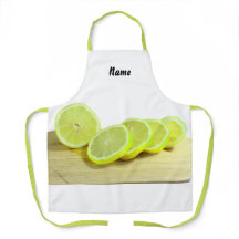 Gelb geschnittene Lemonen auf der Schneideplatte S
