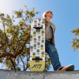 Gelb-goldenes Vintage-Ananas-Muster-Monogramm Skateboard