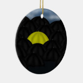 Gelb in einem Schwarzen Meer von Umbrellas Keramik Ornament (Rechts)