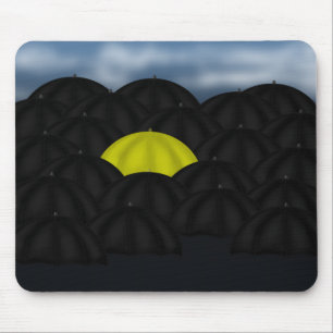 Gelb in einem Schwarzen Meer von Umbrellas Mousepad