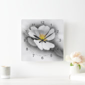 gelb in Grautönen Quadratische Wanduhr (Zuhause)