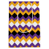 Gelb, Lila, schwarz und weiß Zigzag Zickzack Mittlere Geschenktüte (Rückseite)