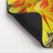 Gelb mit rot gestreifter Blume Mousepad (Ecke)