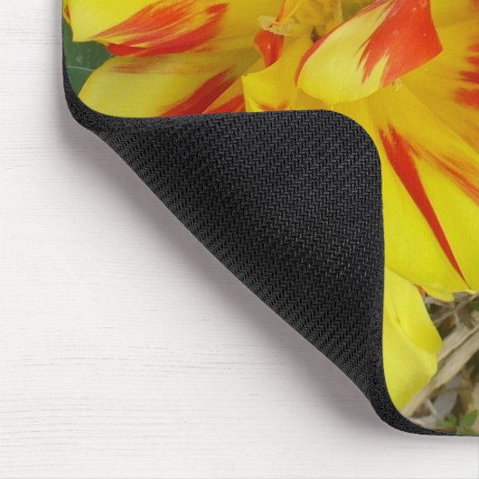 Gelb mit rot gestreifter Blume Mousepad (Ecke)