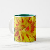 Gelb mit rot gestreifter Blume Zweifarbige Tasse (Vorderseite Links)