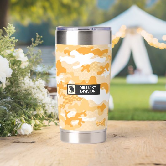 Gelb-orangees Tarnmuster Thermobecher (Hochzeit (gedreht))