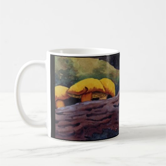 Gelb-orangefarbene Pilze auf einem tiefen Waldlog Kaffeetasse (Links)