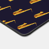 Gelb-orangefarbene Saxophone und schwarzer Hinterg Schreibtischunterlage (Ecke)