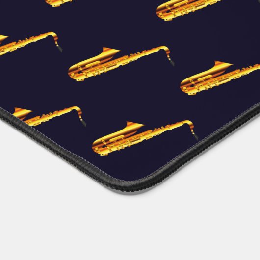 Gelb-orangefarbene Saxophone und schwarzer Hinterg Schreibtischunterlage (Ecke)