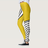 Gelb, schwarz und weiß gestreifte Leggings (Links)