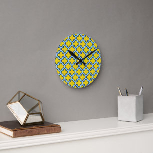 Gelb und Baby Blue Trellis, Gitter, Quatrefolie Runde Wanduhr