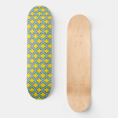 Gelb und Baby Blue Trellis, Gitter, Quatrefolie Skateboard (Vorderseite)