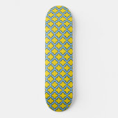 Gelb und Baby Blue Trellis, Gitter, Quatrefolie Skateboard (Vorderseite)