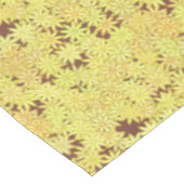 Gelb- und Goldmilch auf Schokoladenbraun Tischdecke (Schrägansicht)