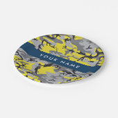 Gelb und Grau Camouflage Ihr Name personalisieren Pappteller (Schrägansicht)