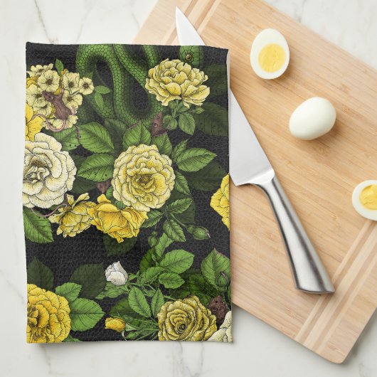 Gelb und grün versteckt in den Rose Geschirrtuch (Viertel Falte)