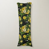 Gelb und grün versteckt in den Rose Seitenschläferkissen (Vorderseite Vertikal)