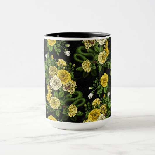 Gelb und grün versteckt in den Rose Tasse (Zentrum)