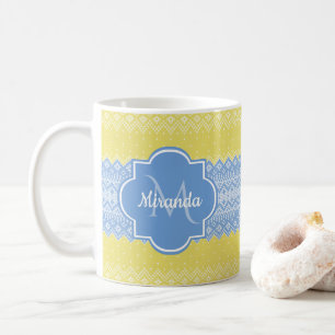 Gelb- und hellblauer Strick mit Monogramm Kaffeetasse