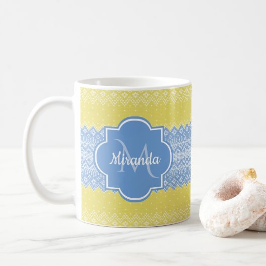 Gelb- und hellblauer Strick mit Monogramm Kaffeetasse (Mit Donut)