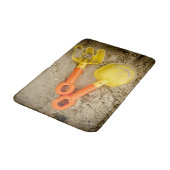 Gelb und orange Sandspielzeug am Strand drucken Badematte (Schrägansicht)