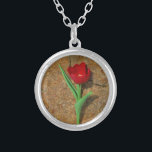 Gelb und Rot Versilberte Kette<br><div class="desc">Frühlingsgelb und Rot Tulip,  brauner Felsen am Arrowhad-See. Foto von Sandy Closs. Ostern,  Blumen,  rote Blume,  Frühling,  Valentine,  Valentine,  Hochzeiten,  Hochzeiten,  Valentinstag</div>